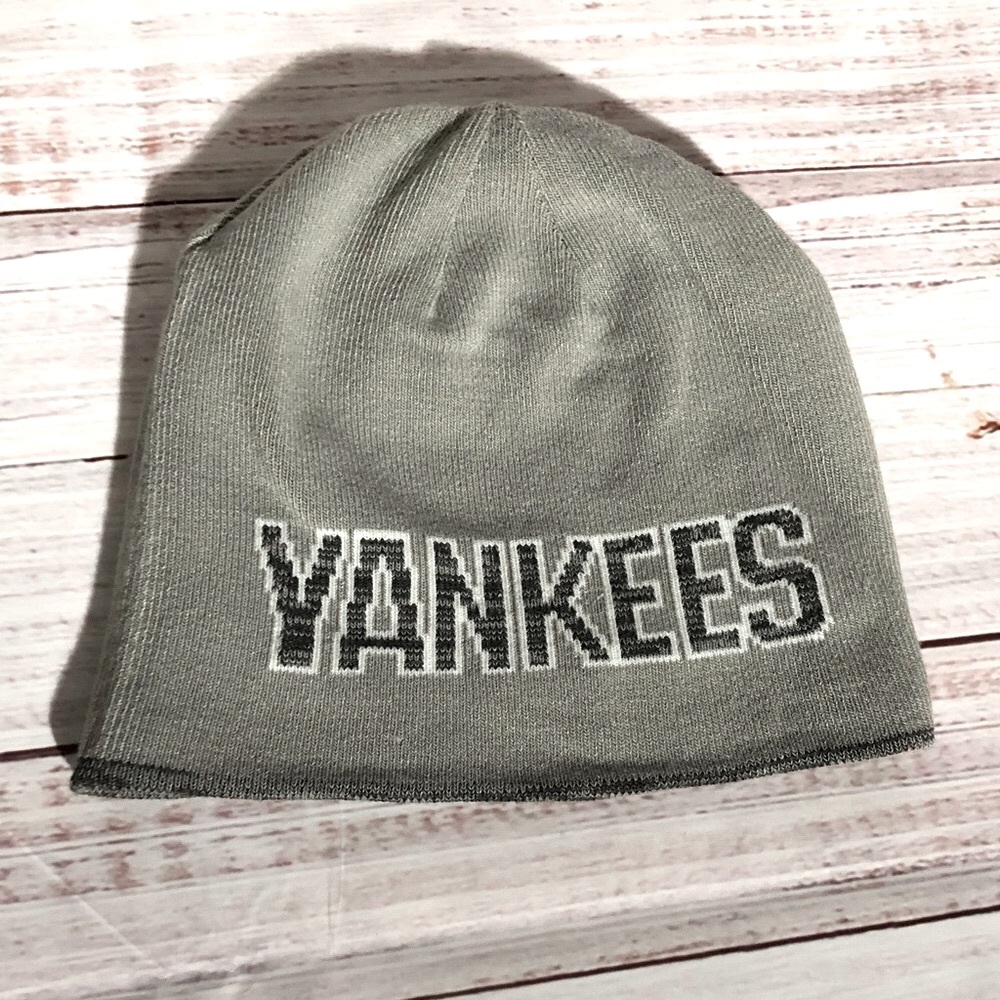 Gray Knit Nike Reversible Beanie with NY Yankees Logo NWOT
